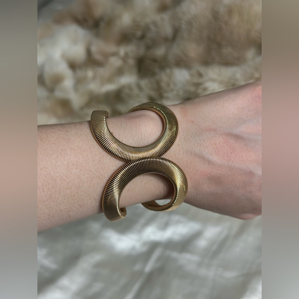 Elegant Gold-Tone Women's Bracelet - Picture 3 of 3